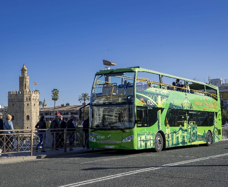 Autobus + biglietto per l'Alcazar e audioguida ufficiale